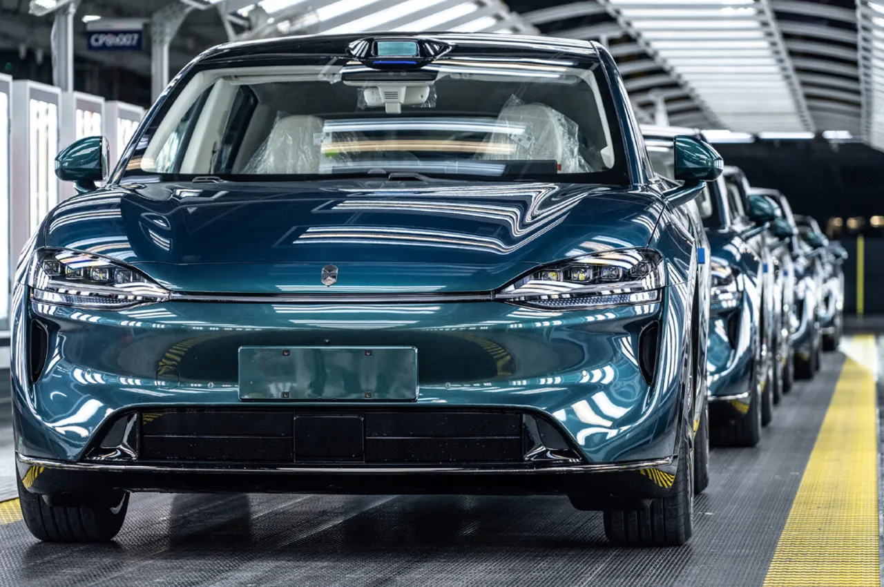 Luxeed R7 fastback