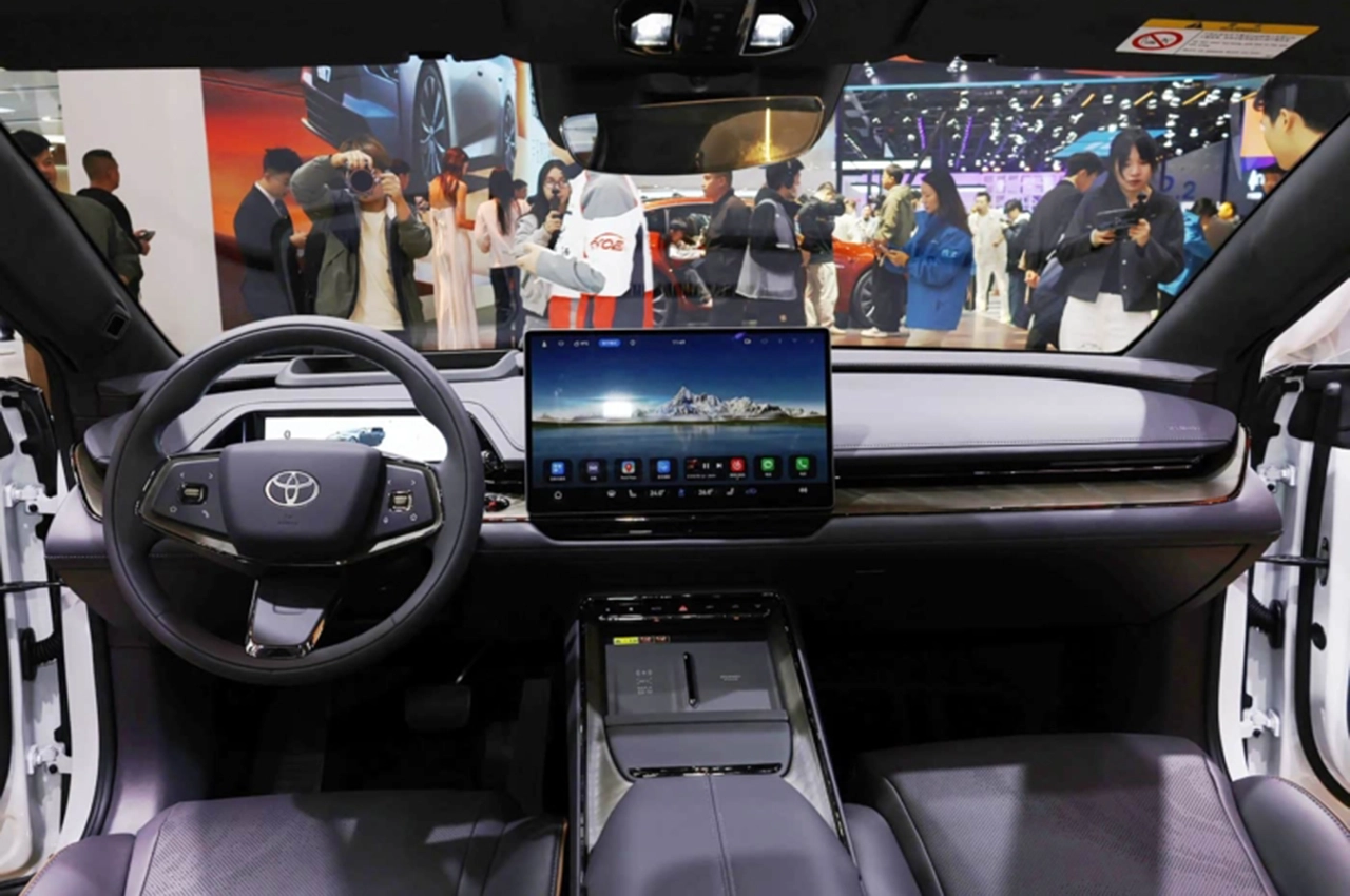 AutomobileFa Toyota bZ7 Electric Sedan 14040901 3