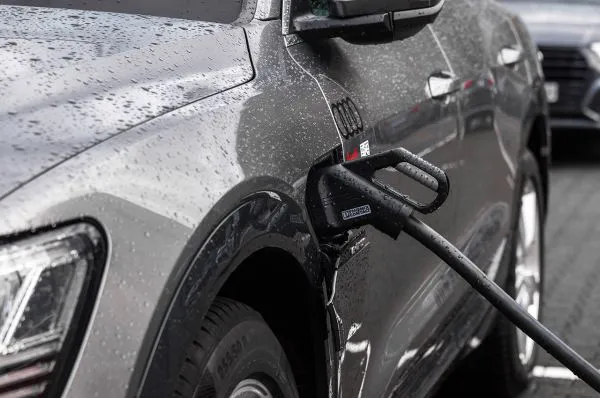 آیا شارژ کردن خودروهای برقی در زمان بارندگی کار خطرناکی است؟