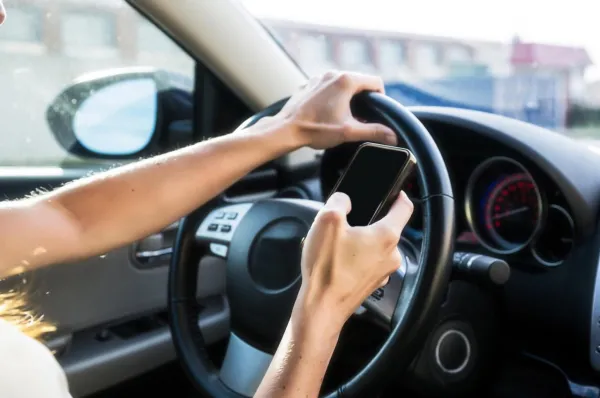 جریمه استفاده از تلفن همراه حین رانندگی چقدر است؟
