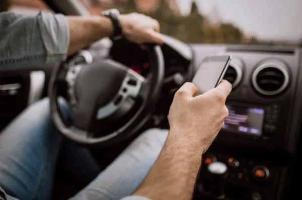 کسانی که هنگام رانندگی با گوشی موبایل فیلم می‌گیرند، جریمه خواهند شد + مبلغ جریمه