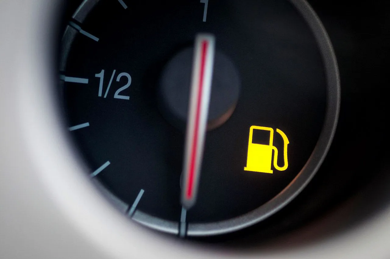 چرا نباید در زمان روشن شدن چراغ بنزین به رانندگی طولانی مدت ادامه داد؟